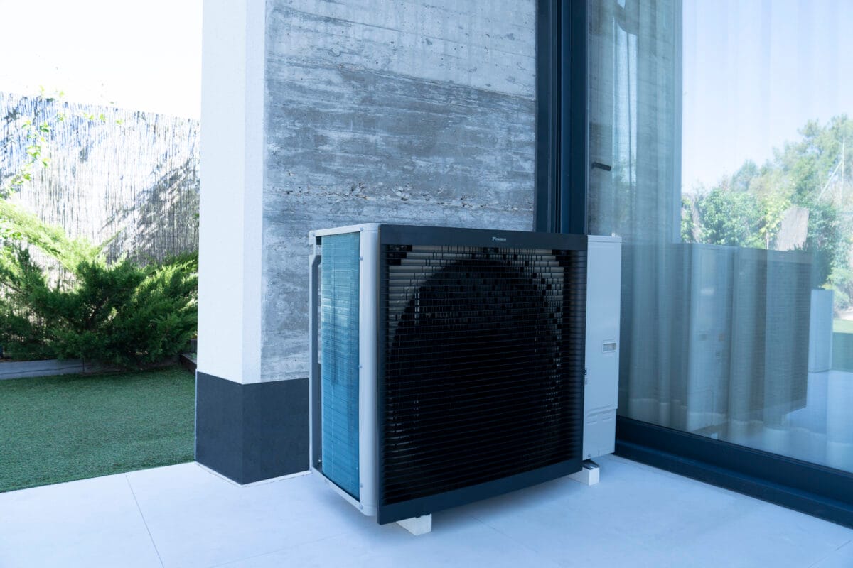 Daikin Altherma 3 ERLA väliosa taustal